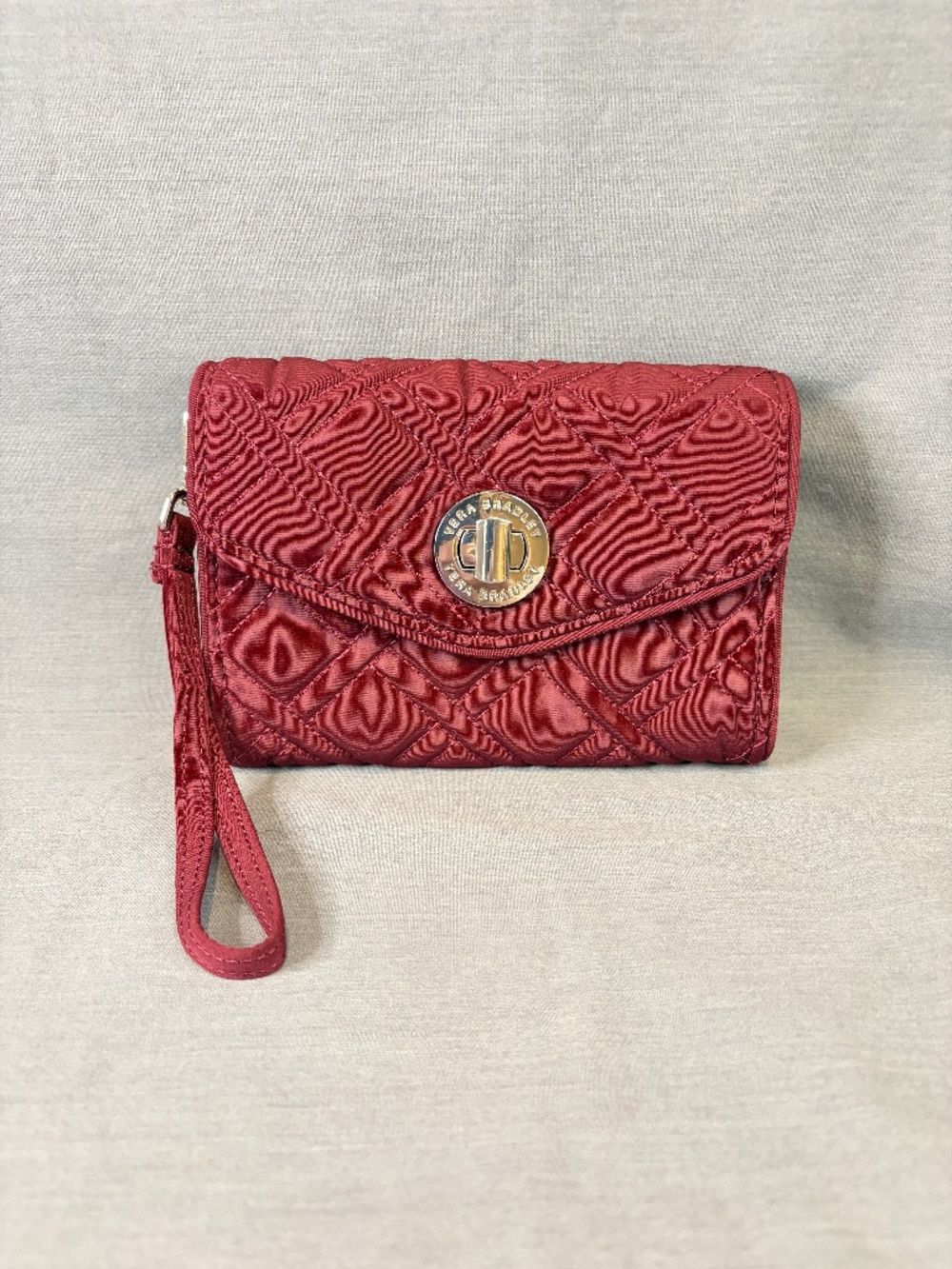 Vera Bradley Your Turn Smartphone Wristlet Wallet Raisin Maroon Quilted Turnlock